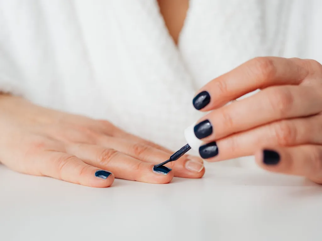Combien de temps garder son vernis sur les ongles selon le type et à quel moment le refaire ?