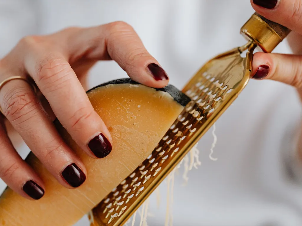 La manucure italienne, la technique simple qui allonge visuellement les ongles courts sans extensions