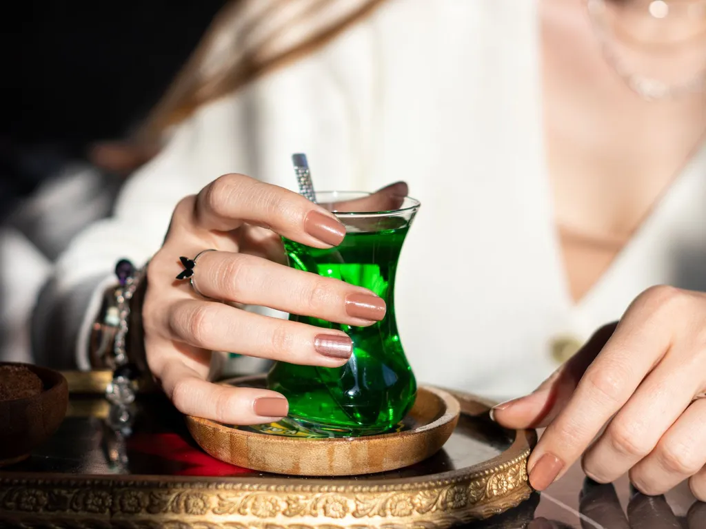 Glass nails, la manucure effet verre qui cartonne sur TikTok et Instagram : inspirations, techniques et produits pour la réussir