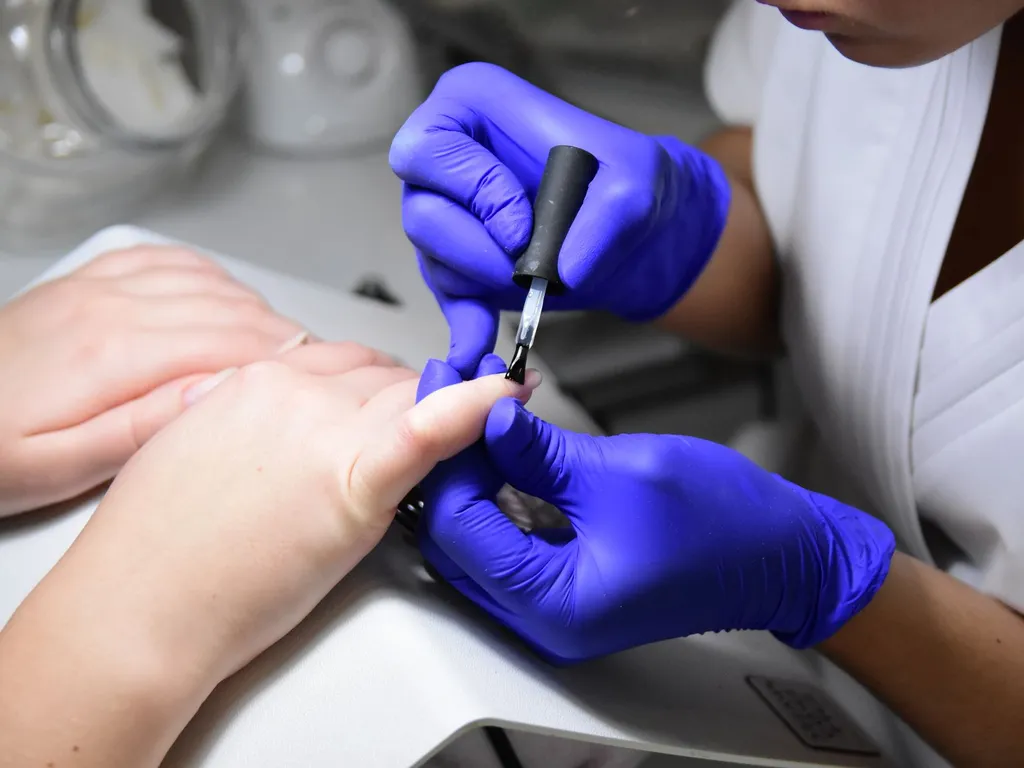 Les différents types de manucure : comparer les techniques pour choisir la plus adaptée à vos ongles et à votre quotidien